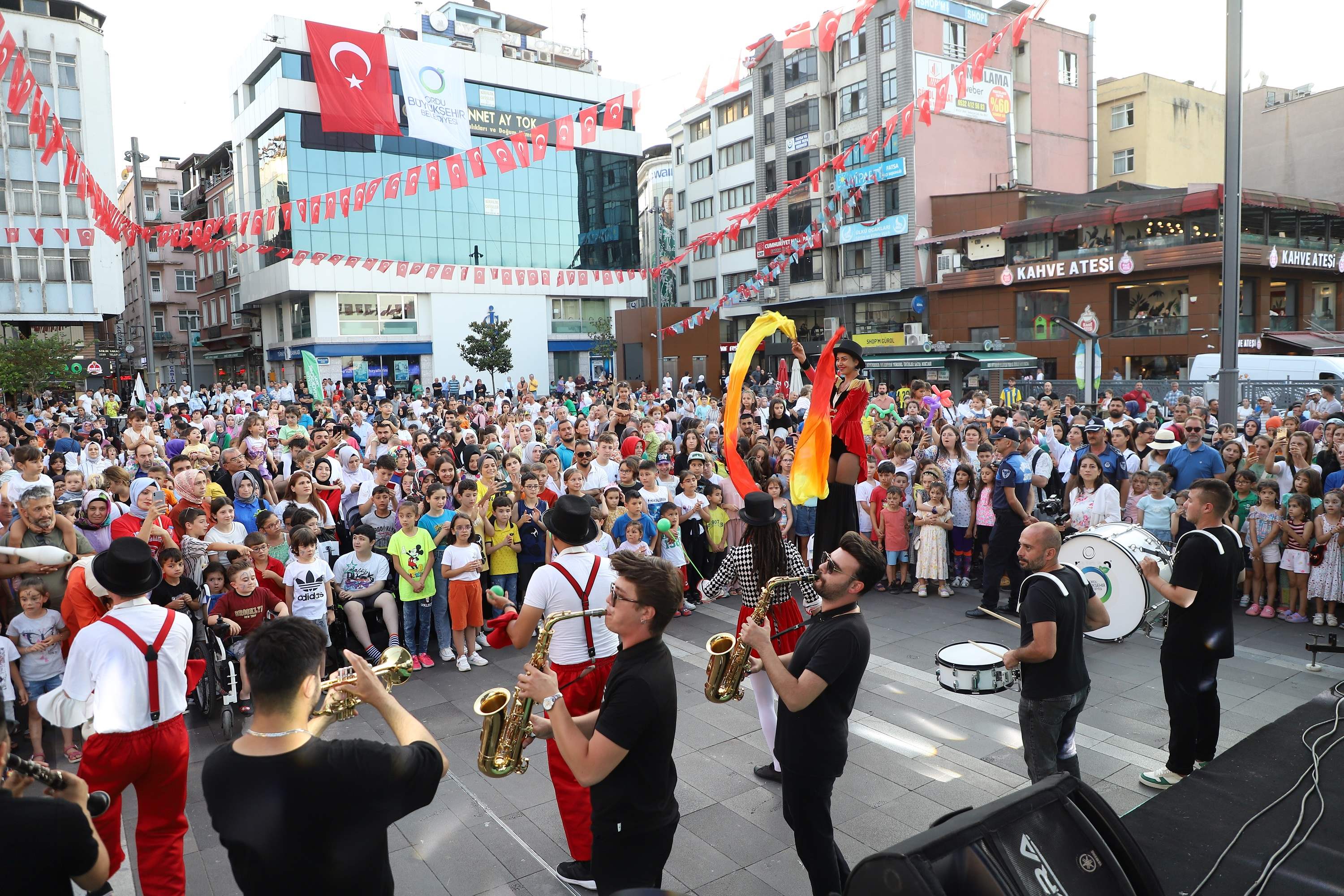 ÇOCUKLAR GÜLERSE DÜNYA GÜLER